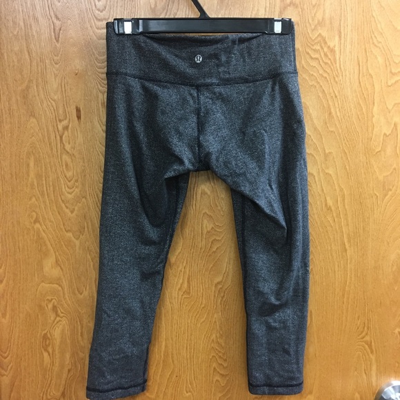 Lululemon size 6 Capri - Picture 6 of 10